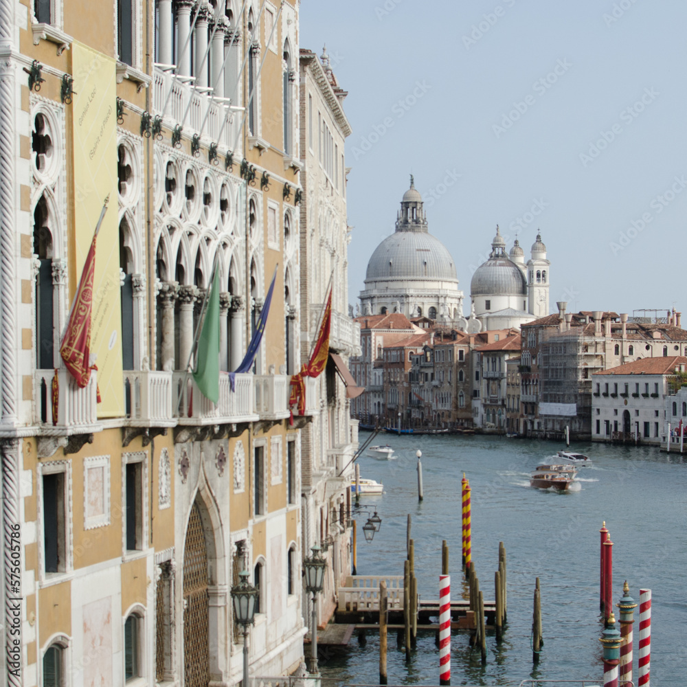 architecture et canaux de Venise en Italie sous le soleil et ciel bleu