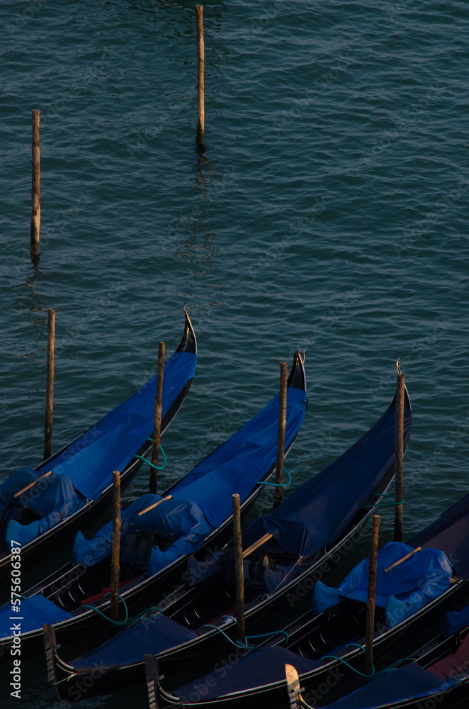 barques gondoles dans la lagune de Venise dans un jeu de lumière
