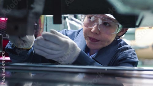重機を修理する女性技術者