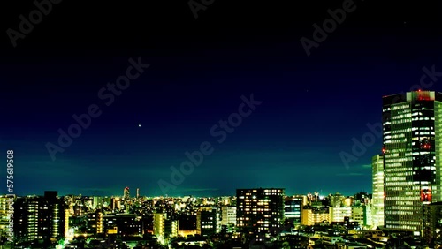空と雲と街とビルの映像、夕景から夜景