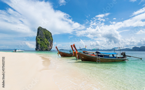 Fototapeta Naklejka Na Ścianę i Meble -  Thai traditional wooden longtail boat and beautiful sand beach in Krabi province. Thailand.