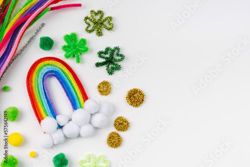 Stampa su tela Rainbow and clover made of beads and pipe cleaners with different multi-colored  materials for DIY art activity for kids