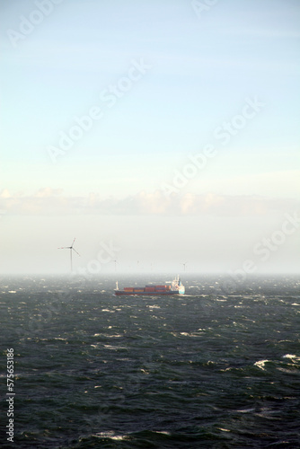 Windkraftanlage Off-Shore Frachtschiff