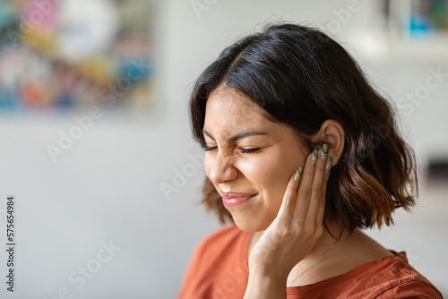 Photo Sick young arab woman having ear pain at home