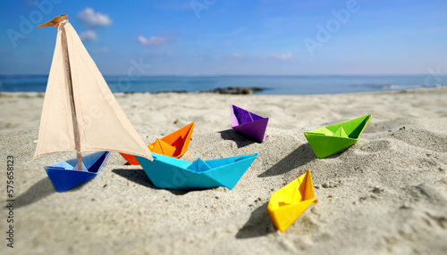 bunte Papierboote am Strand