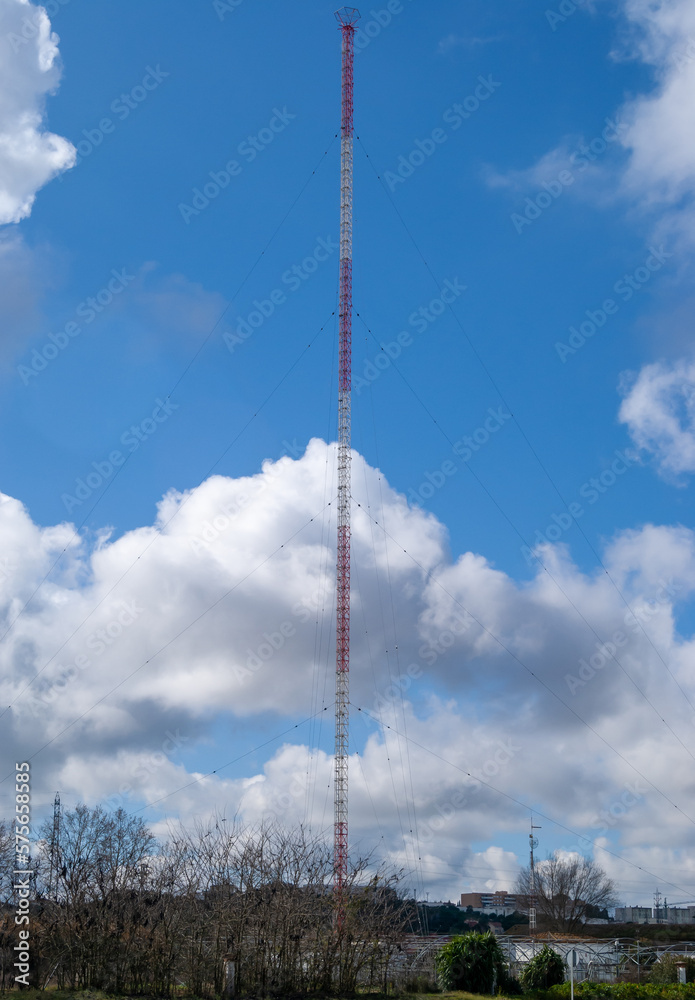 Antena de radio sobre cielo azul con nubes. Stock Photo | Adobe Stock