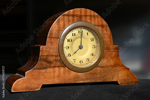 Antike Uhr in einem braunen Holzgehäuse