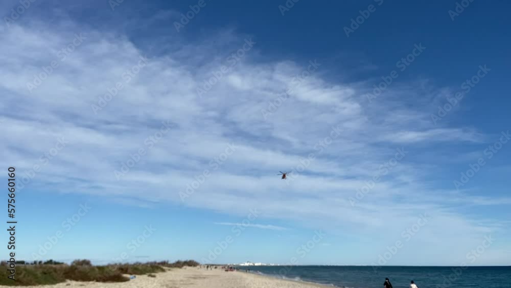 Hélicoptère passant au dessus de la plage de Maguelone, Occitanie Hélicoptère passant au dessus de la plage de Maguelone, Occitanie