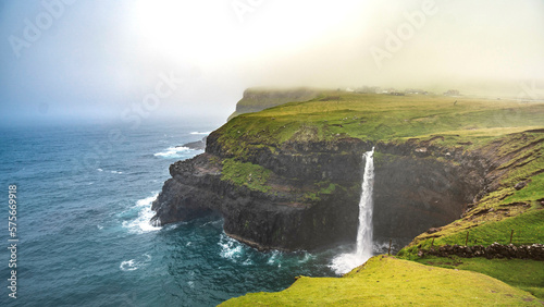 Der Wasserfall Múlafossur ist eine Hauptattraktion der Färör Inseln. Sie liegt neben dem Dorf Gásadalur auf der Insel Vagar. Der Nebel erzeugt eine mystische Stimmung