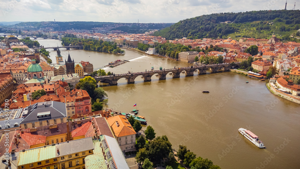 Widok na Most Karola w Pradze i rzekę Wełtawę. 