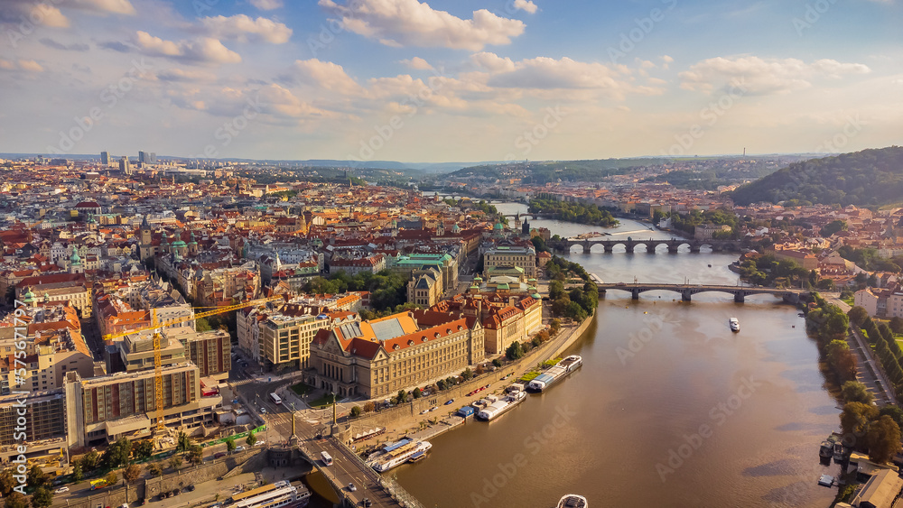 Widok na Wełtawę i Stare Miasto w Pradze. 
