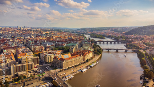 Widok na We  taw   i Stare Miasto w Pradze. 
