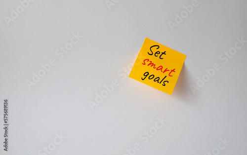 Set smart goals symbol. Concept words Set smart goals on orange steaky note. Beautiful white background. Business and Set smart goals concept. Copy space.