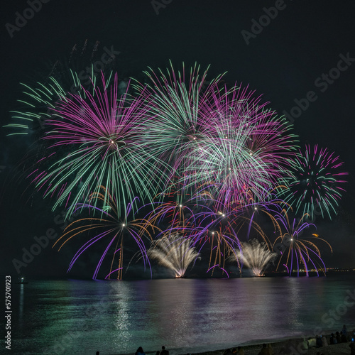 Photo du superbe feu d'artifice tiré sur la mer dans la baie des anges à Nice à l'occasion de la Clôture du 150ème anniversaire du Carnaval de Nice sur la Côte d'Azur