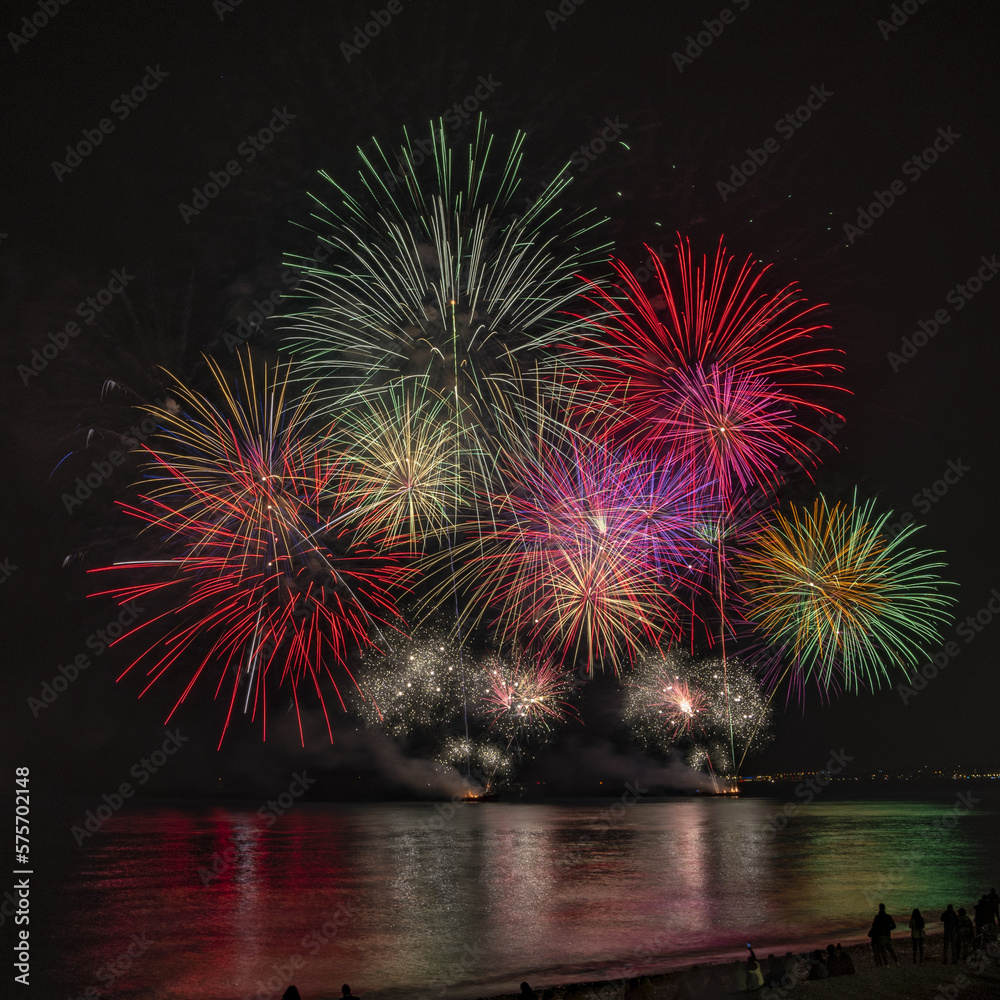 Photo du superbe feu d'artifice tiré sur la mer dans la baie des anges à Nice à l'occasion de la Clôture du 150ème anniversaire du Carnaval de Nice sur la Côte d'Azur - obrazy, fototapety, plakaty 