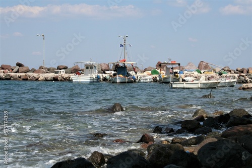 Petit port sur l'île d'Egine, Grèce photo