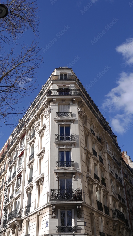 Façade d'immeubles parisiens, gothiques et anciens, plus ou moins éclairés par le soleil, belles maisons et immeubles, agglomération magnifiée par l'éclairage du soleil, même un peu à l'ombre