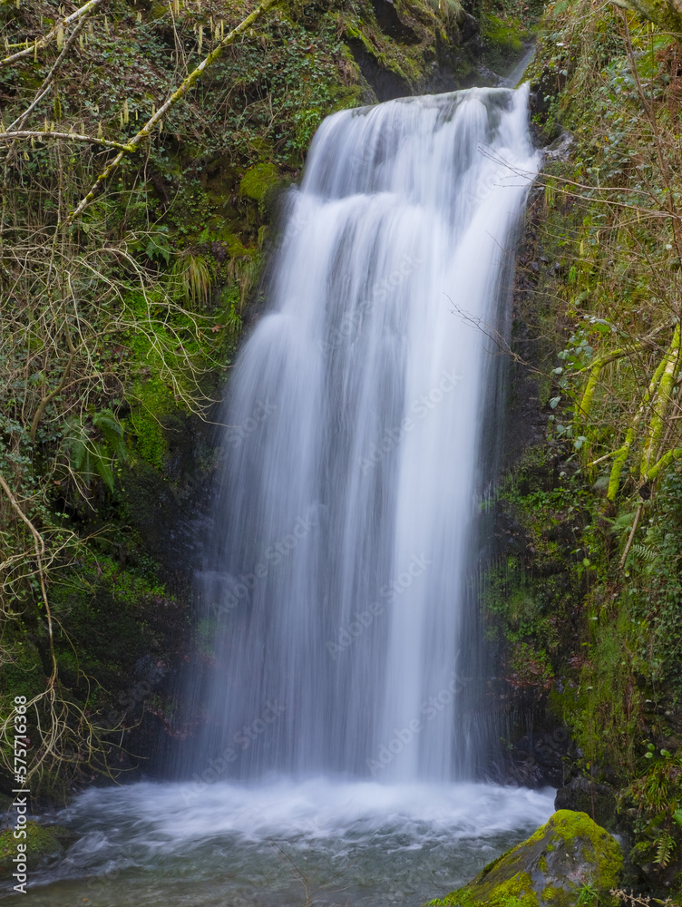 Obraz premium Putzubeltz Ur-jauzia waterfall, Arantza, Navarre