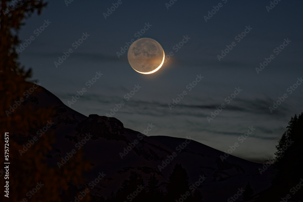 lune au dessus des montagnes des Alpes