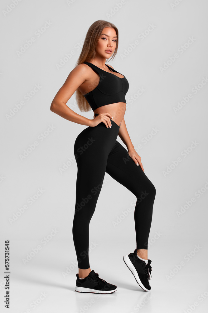 Photo de stock Fitness sportgirl portant vêtements de sport 653305855