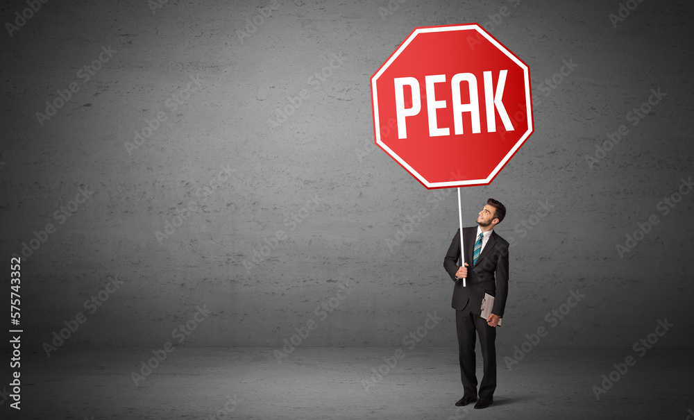 Obraz premium Young business person holding road sign