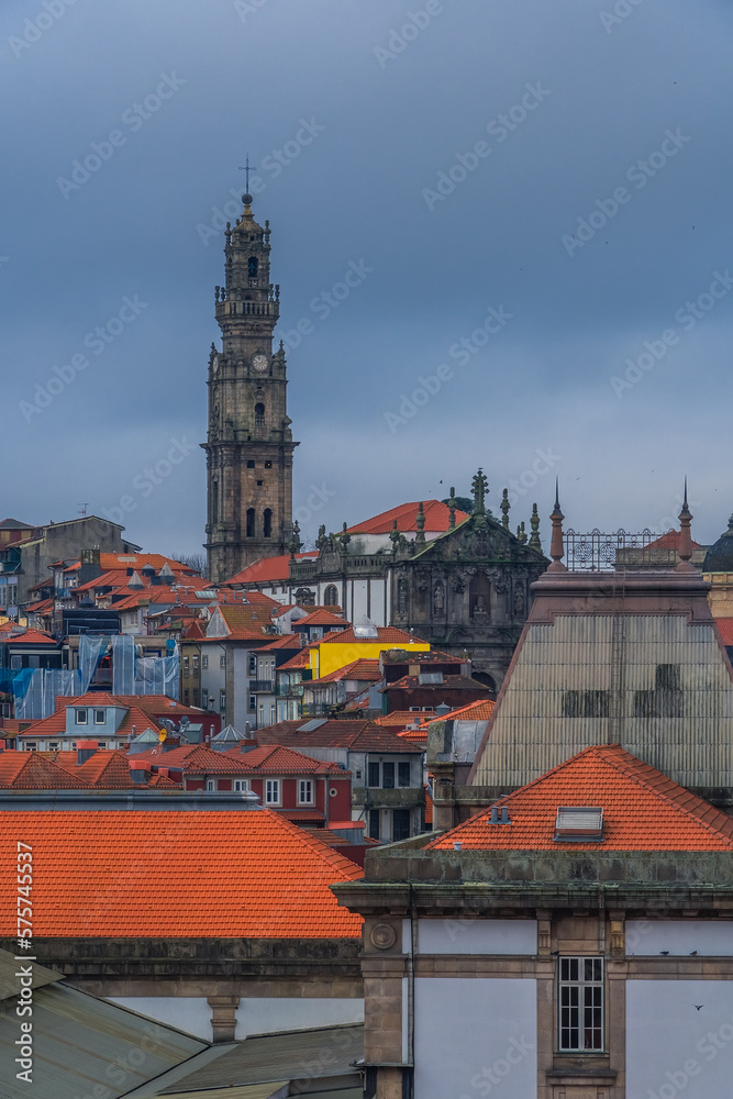 Torre de los Clérigos sobre tejados en Oporto