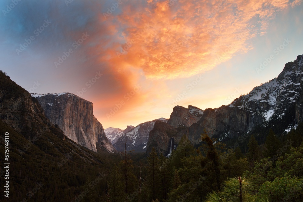 Tunnel View at sunrise, Yosemite National Park Tunnel View at sunrise, Yosemite National Park