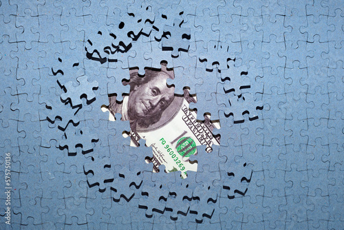 Tableau sur toile Jigsaw puzzle with Franklin, Missing puzzle pieces on money background, hidden a