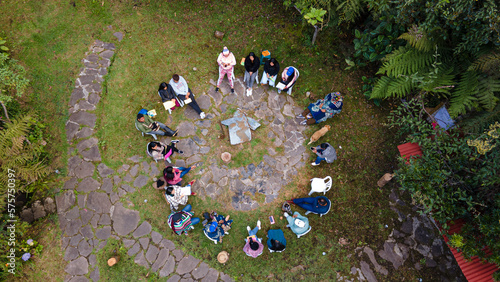 Foto En armonía con la naturaleza: personas reunidas en círculo