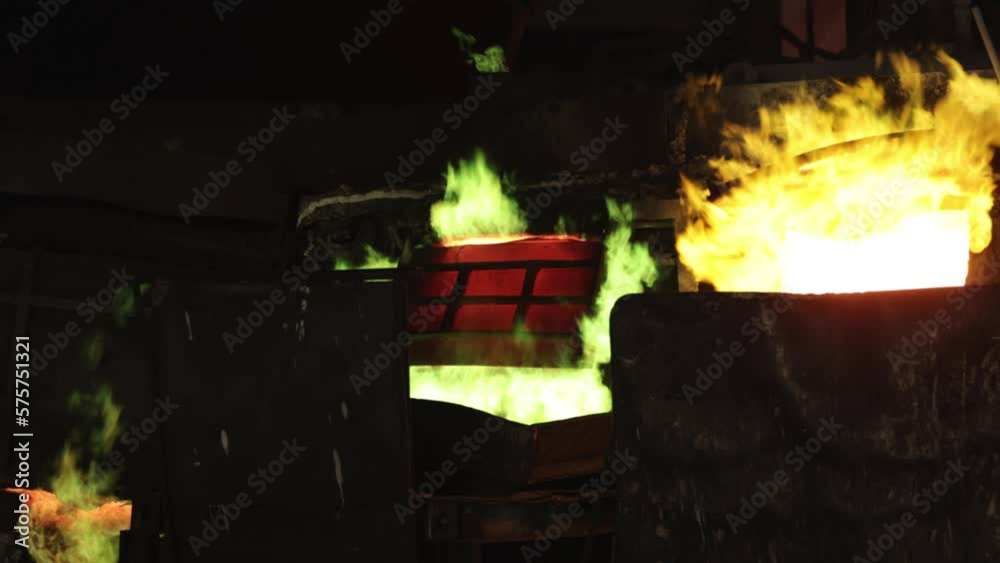 Vidéo Stock evaporation gases, Copper smelting, Melting furnace