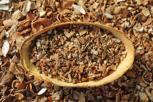 Foto biofertilizer, crushed nut shells