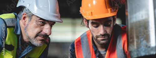 Teamwork men in constructio...
