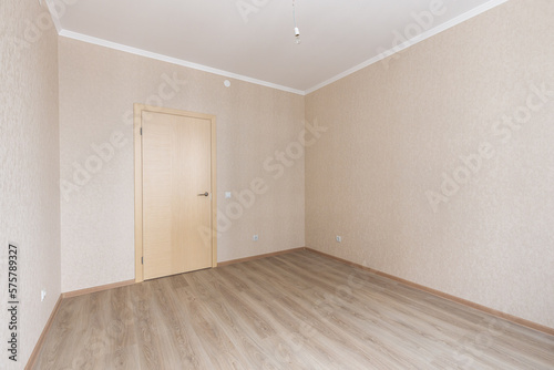 Empty gray room ready for people to move in © Дмитрий Модестов