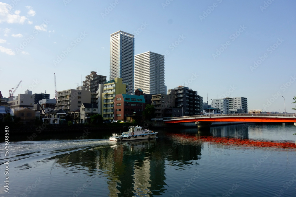日本東京、ウォーターフロント運河漁船の小型ボートが、ダウンタウン街の眺め