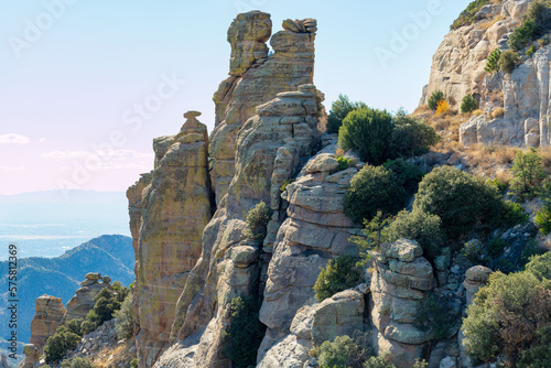 Fototapeta Hanging rock formations with the stones of arizona desert in late afternoon shad