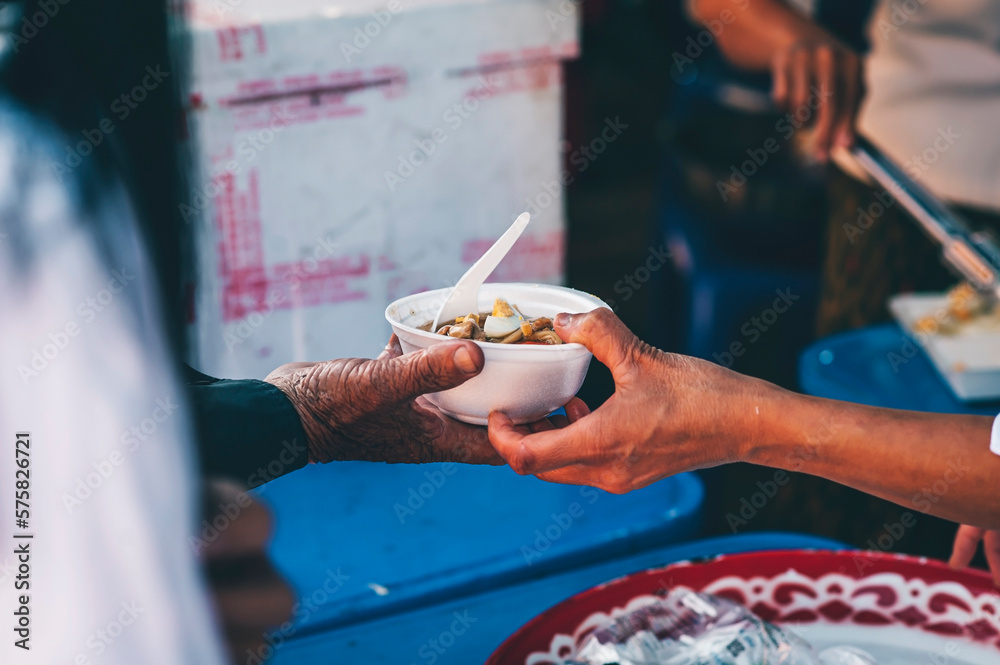 Helping donate free food to fill the stomachs of the poor: the concept of starvation and hunger problems. Helping donate free food to fill the stomachs of the poor: the concept of starvation and hunger problems.