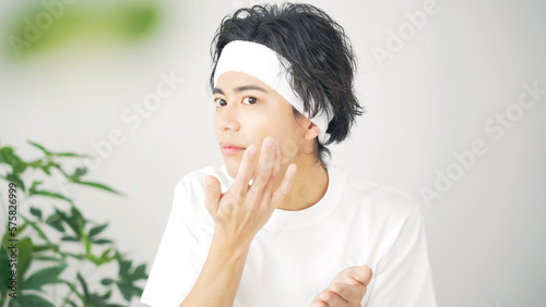 肌にクリームを塗る男性　スキンケア　メンズコスメ　男性用化粧品 photo