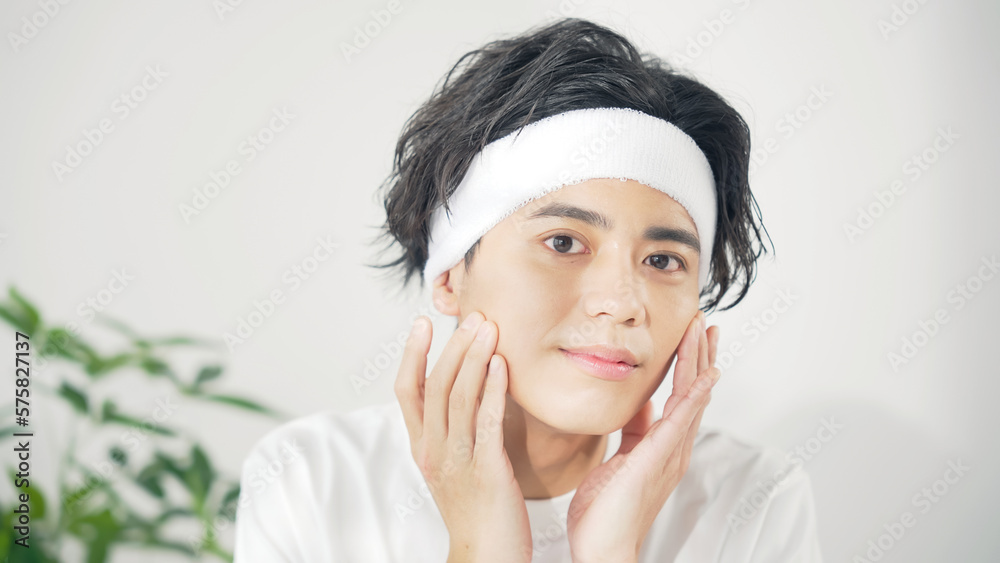 肌を手入れする男性　スキンケア　メンズコスメ　男性用化粧品