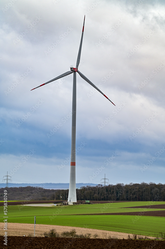 Windrad steht im Winter auf einem grünem Feld, Werneck, 12.02.2023 Windrad steht im Winter auf einem grünem Feld, Werneck, 12.02.2023