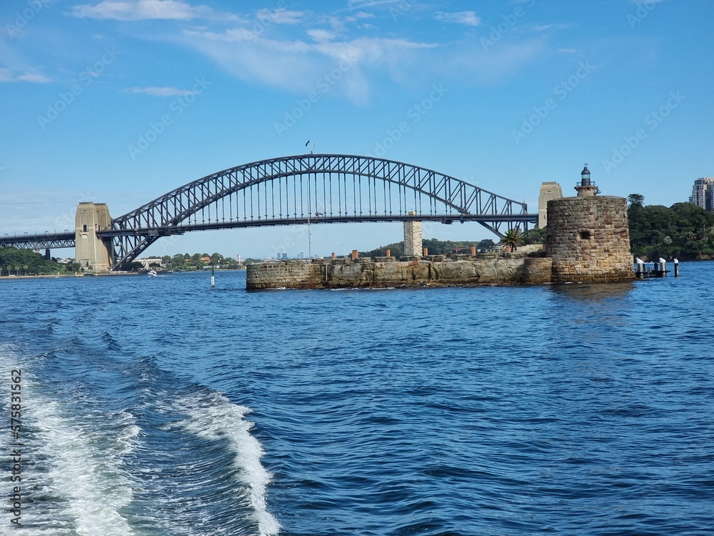 Naklejka premium Sydney Harbour Bridge and Fort Denison viewed from the harbour