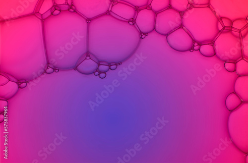 Nahaufnahme eines Haufens aus Seifenblasen vor lila pinken Hintergrund