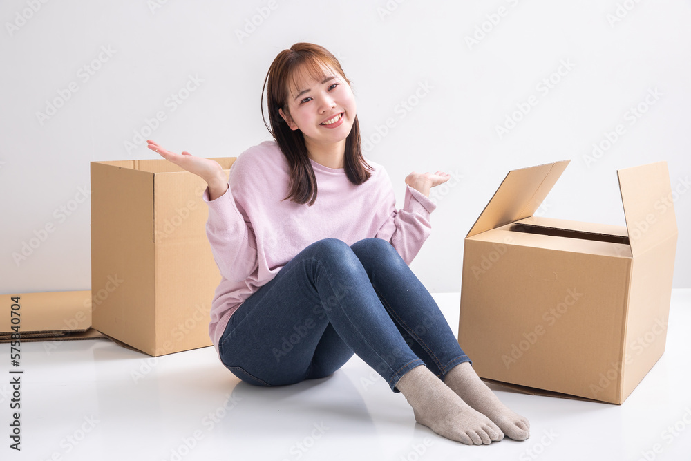 引っ越しをする女性 引っ越しをする女性