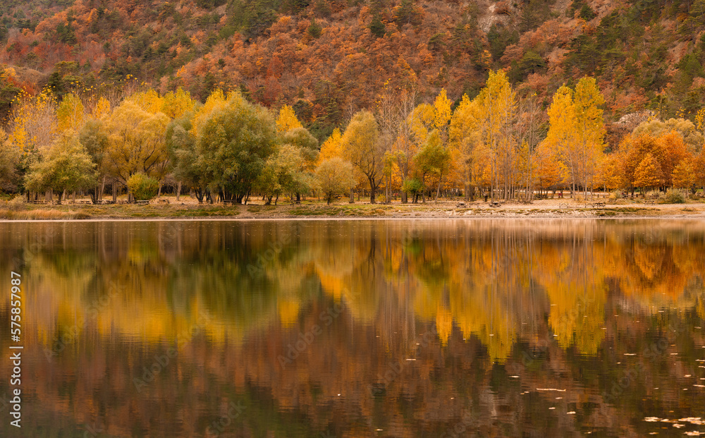 Obraz premium Autumn and Nature at Lake Borabay