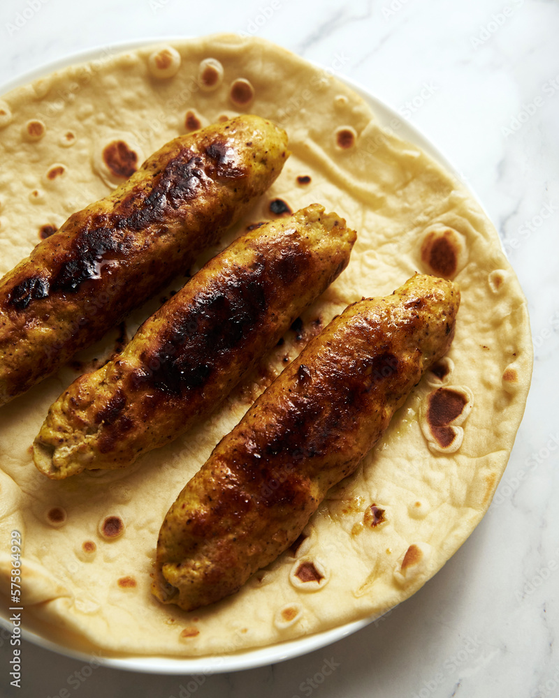 Foto de Chichen Persian Koobideh Kebab. Kebab with turmeric, onions, sumac, and other