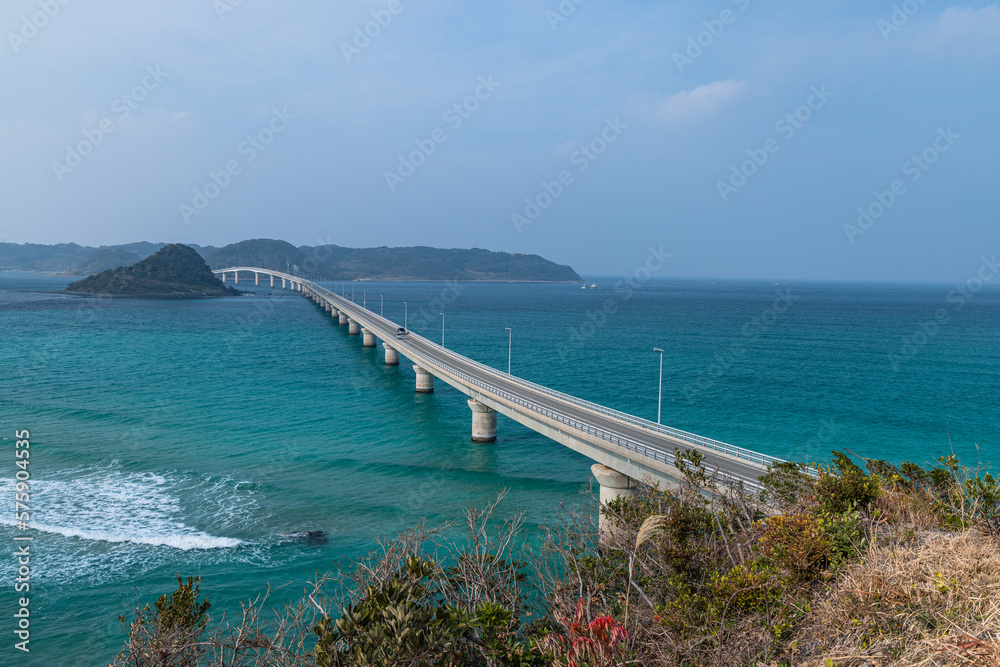 日本 山口県下関市にある角島大橋とコバルトブルーの海 日本 山口県下関市にある角島大橋とコバルトブルーの海