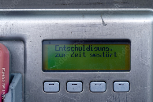 Dispalyanzeige Telefonsäule "Entschuldigung, zur Zeit gestört". 
Alle Münz- und Kartentelefone in Deutschland sind außer Betrieb. 