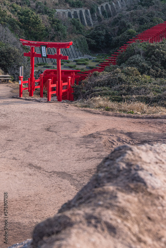 日本　山口県長門市にある元乃隅神社の正面の鳥居と鳥居のトンネル © pespiero