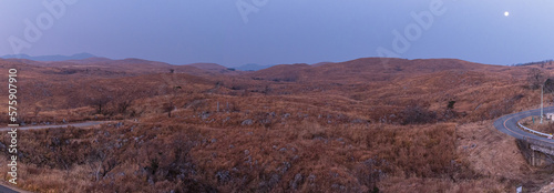 日本 山口県美祢市に広がる日本最大級のカルスト大地の秋吉台の展望台から見える草原と石灰岩