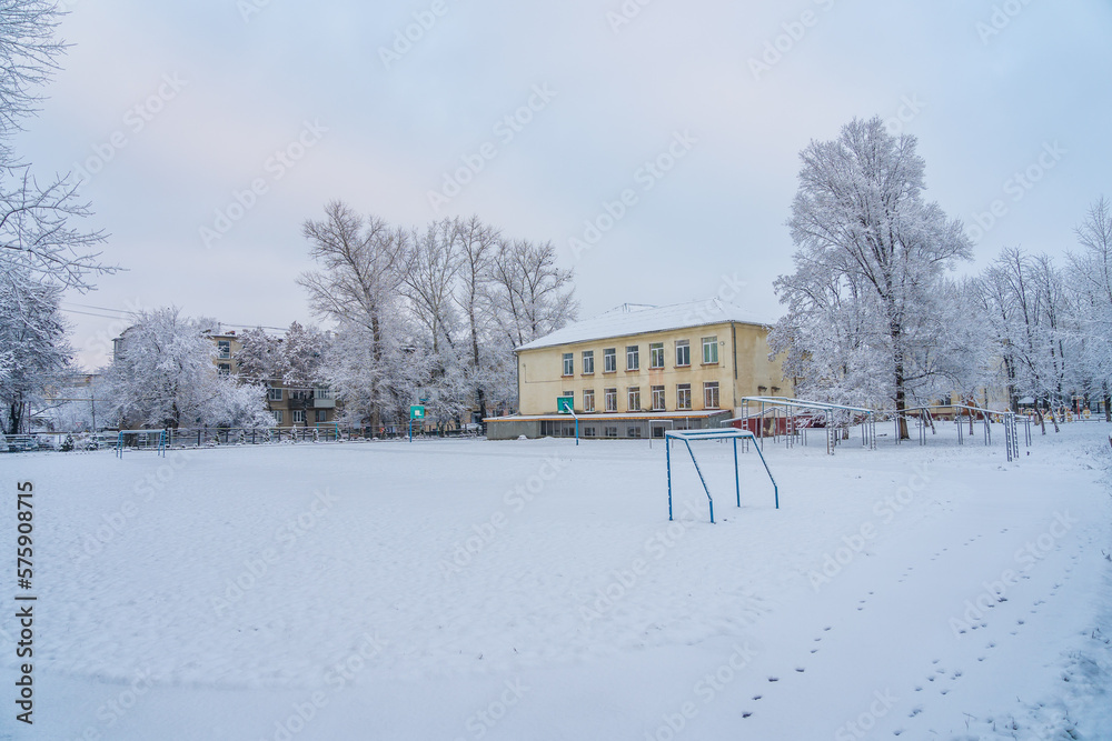 Naklejka premium City in the snow. Winter background, selective focus