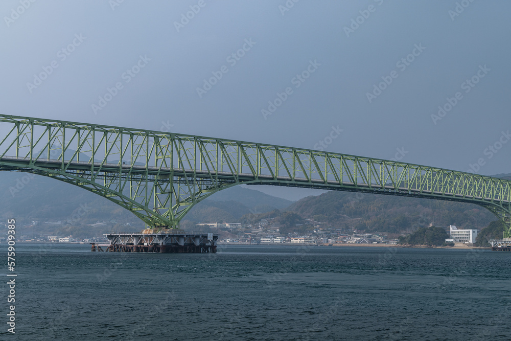 Fototapeta premium 日本 山口県の大畠瀬戸にある本州と周防大島をつなぐ大島大橋